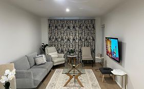 Adelaide Central Apartment - 3Br, 2Bath & Carpark